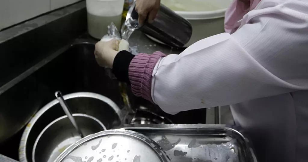 412 people washed their dishes at once